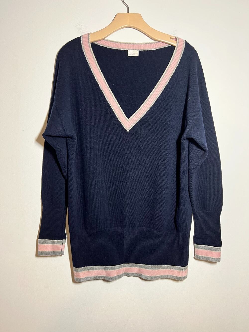 Celtic & Co Blue Pink/Gray Trim 100% Geelong Lambswool Slouchy V-Neck Sweater M
